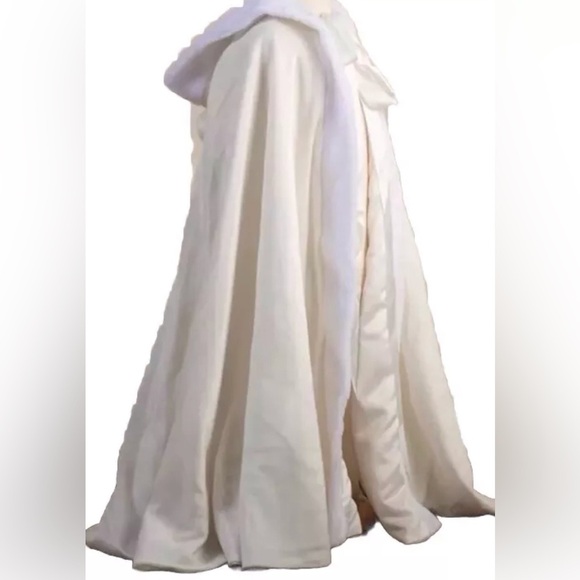 DOLLCAKE in Character Cloak Hooded White Faux Fur Cape Size XL - Picture 5 of 15